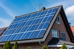 installation-von-solaranlagen-auf-dem-dach-des-hauses-1