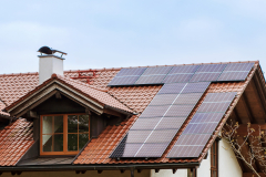 sonnenkollektor-auf-dem-dach-haus-solarzellen-sonnensystem-alternative-energie-moderne-sonnenkollektoren-auf-haus
