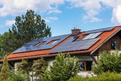 sonnenkollektoren-auf-dem-dach-des-privathauses-eco-house-modernes-haus-mit-solarstation-auf-dem-dach