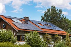 sonnenkollektoren-auf-dem-dach-des-privathauses-modernes-oeko-haus-mit-solaranlage-auf-dem-dach