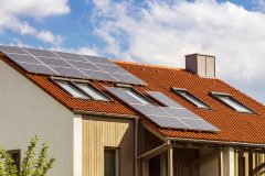 sonnenkollektoren-auf-dem-hausdach-privathaus-mit-solaranlage-auf-dem-dach